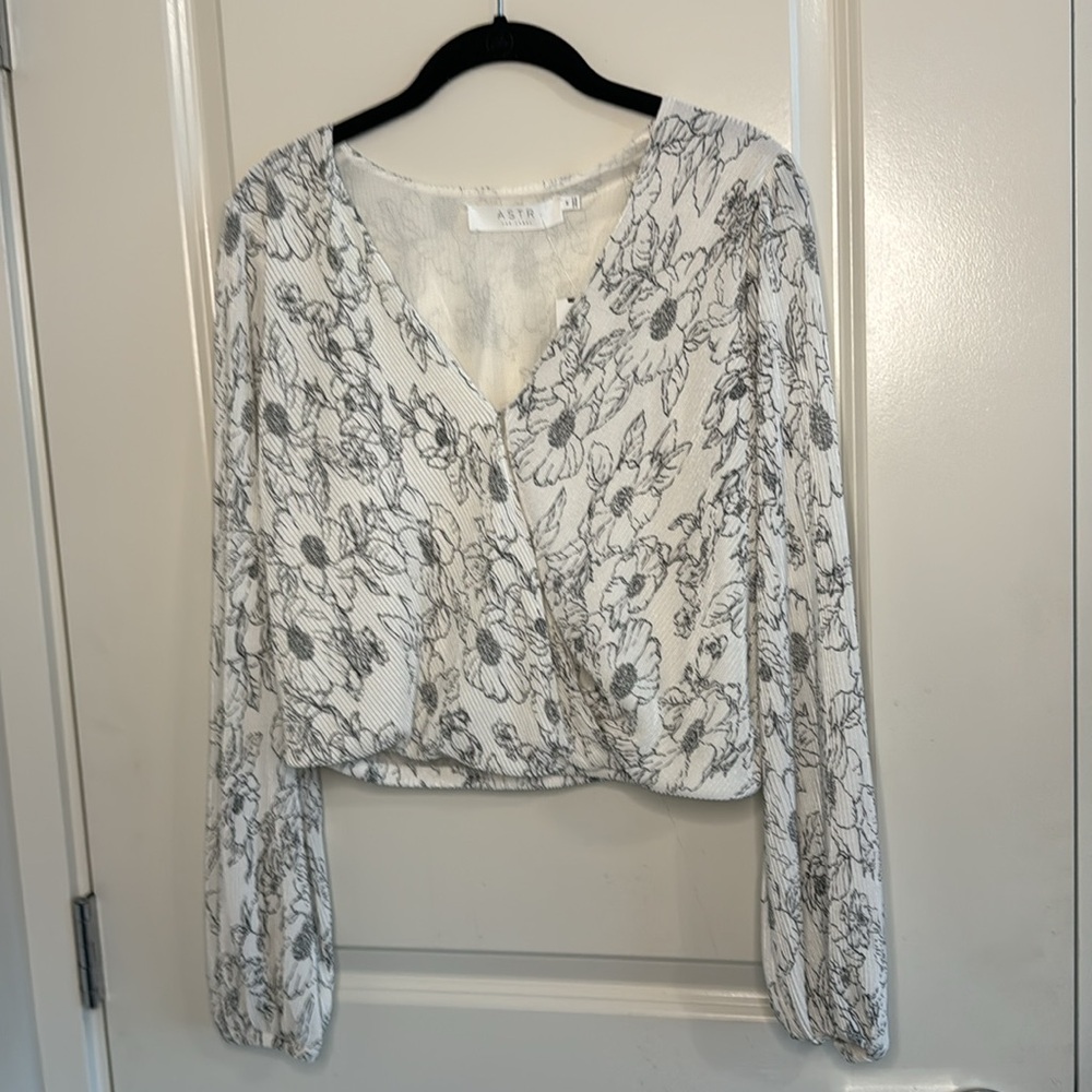 Astr The Label Plisse surplus top Size M NWT - Picture 7 of 11